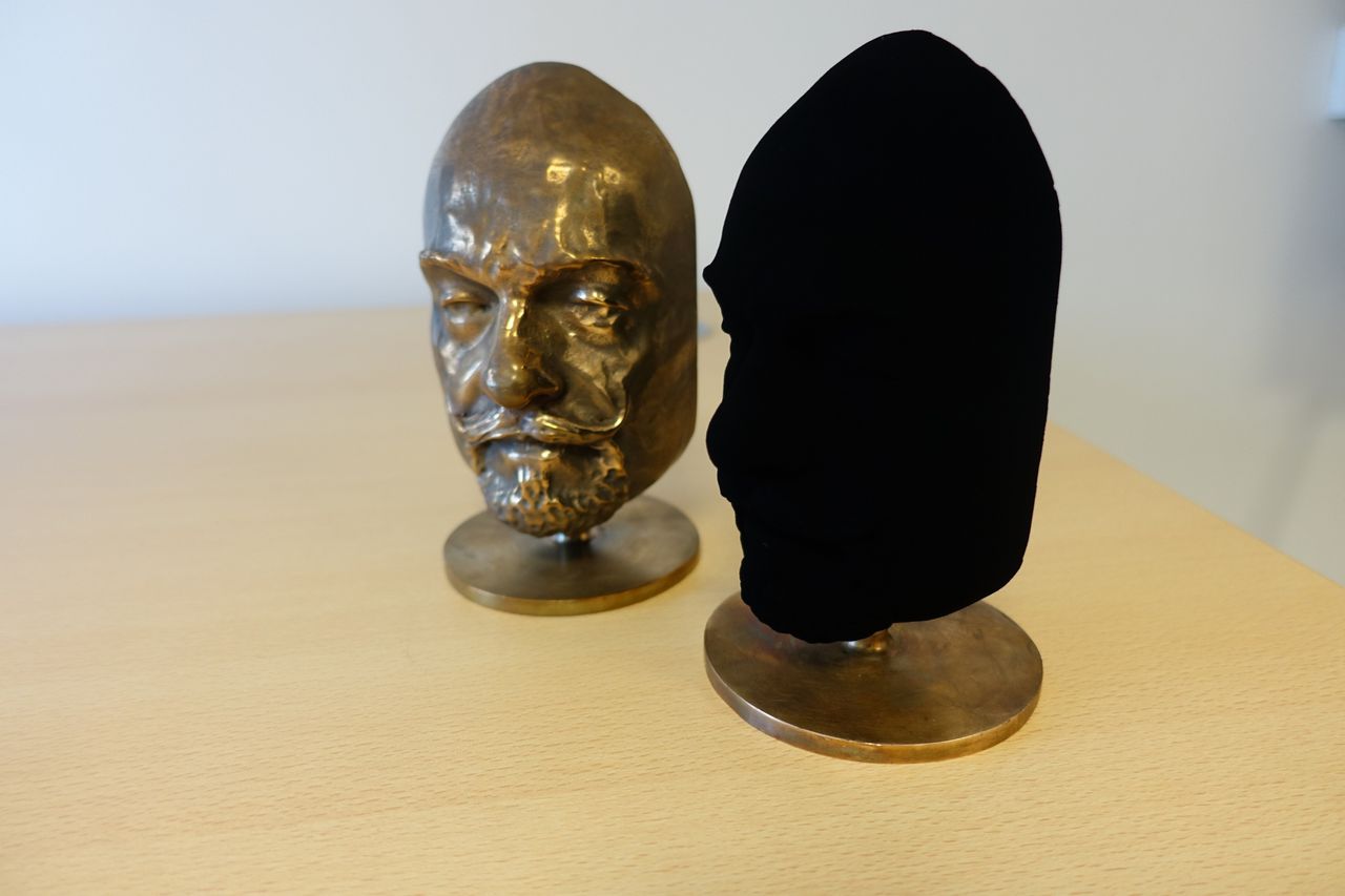 Twee identieke bronzen beelden van BBC-presentator Marty Jopson. Het rechter beeld is gecoat met Vantablack.
