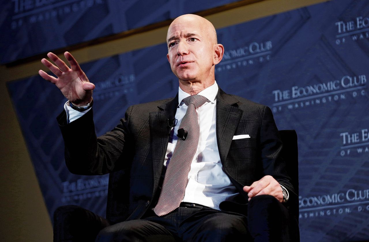 Jeff Bezos, topman van webshop Amazon. Hij staat op plek 1 in de Forbes-lijst met een vermogen van 177 miljard dollar.