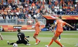 Vivianne Miedema strzela gola na 1:0 po asyście Daniëlle van de Donk w towarzyskim meczu Mistrzostw Europy pomiędzy Holandią i Finlandią w Leeuwarden 26 czerwca 2025 r.