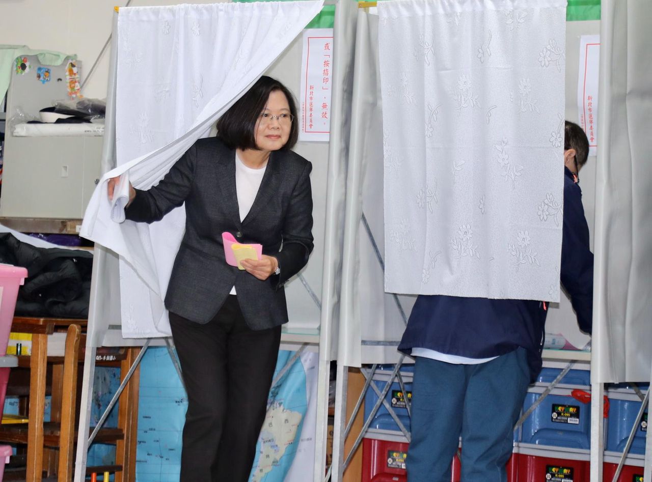 President Tsai Ing-wen in een stembureau in Taipei.