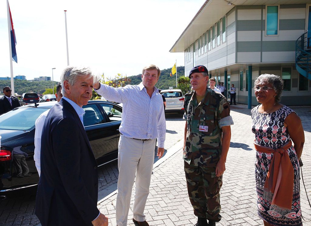Plasterk en de koning zondag tijdens een bezoek aan de marinebasis Parera op Curaçao.