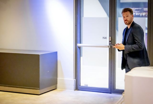 Ajax-directeur Beuker voor de aandeelhoudersvergadering van afgelopen november. 