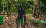Cacaoboer Kouame Koffi Antoine Nana heeft een pasje gekregen waardoor hij cacao mag blijven verkopen, na invoering van een nieuwe antiboskapwet.
