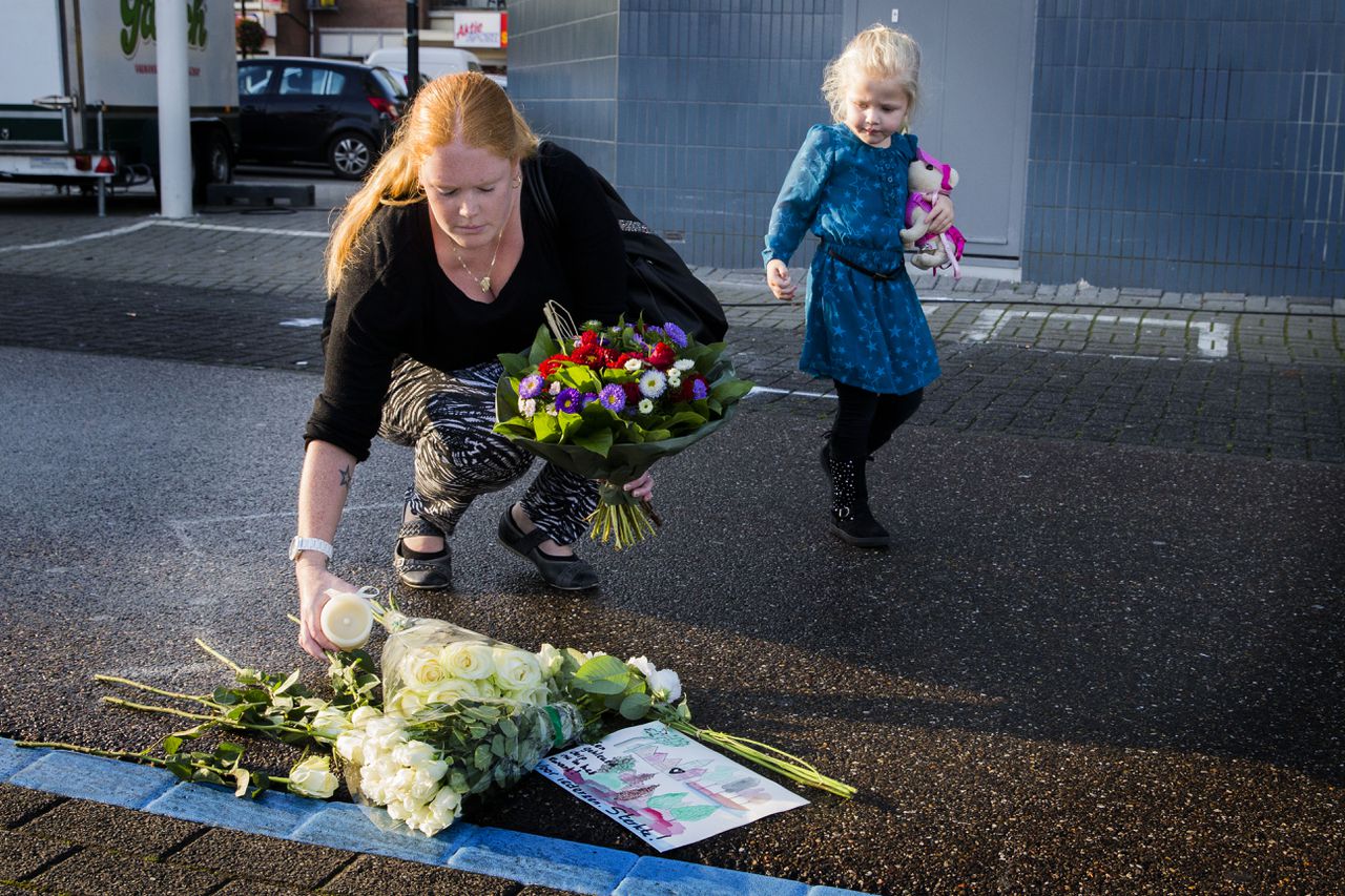 Belangstellenden leggen bloemen ter nagedachtenis aan de slachtoffers van het incident met een monstertruck.