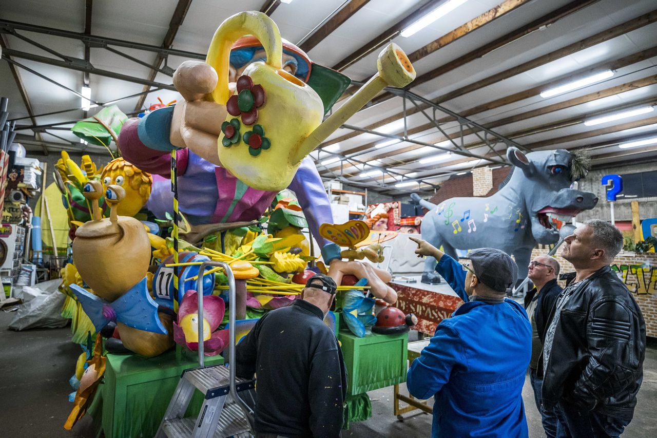 Een carnavalsvereniging in het Zuid-Limburgse Hoensbroek aan het werk aan de wagen, vlak voor het feest van 2020.