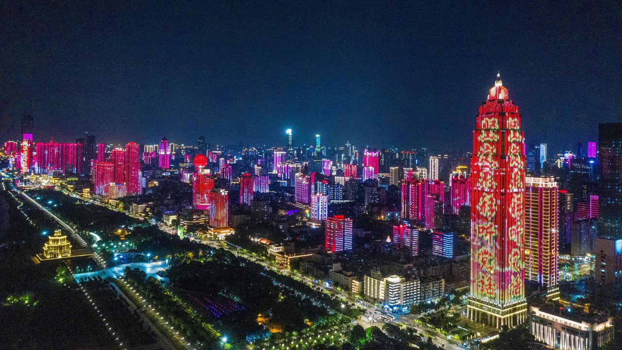 Een lichtshow boven Wuhan, ter ere van het honderdjarig bestaan van de Chinese Communistische Partij.