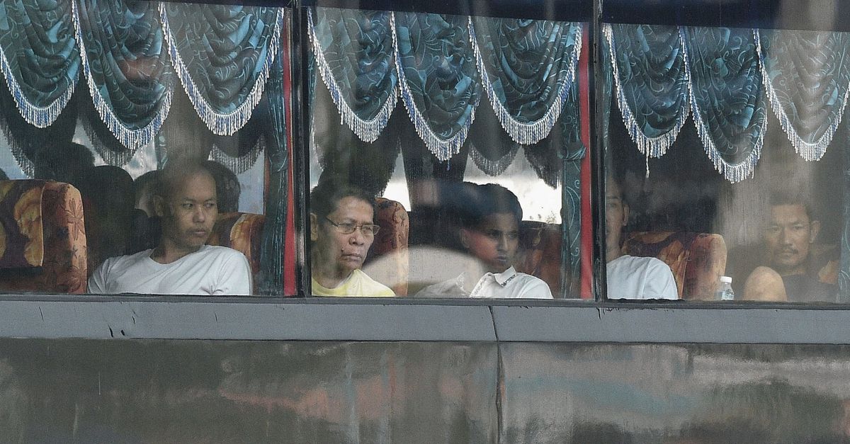 Een bus met Myanmarezen is onderweg naar Lumut, waar ze aan boord gaan van schepen die ze terugbrengen naar Myanmar