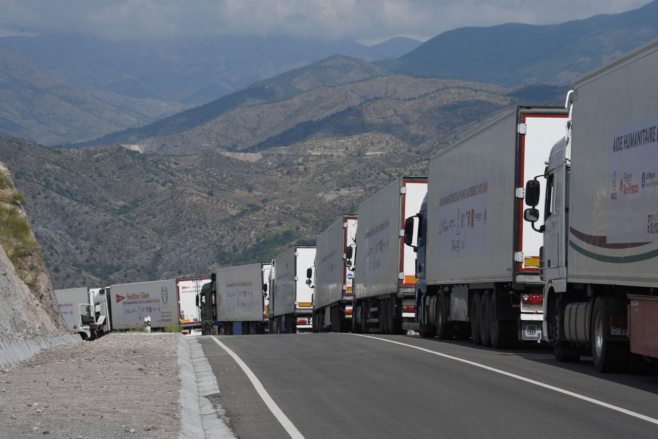 Vrachtwagens van het Rode Kruis mogen eindelijk noodlijdend Nagorno-Karabach weer in met tarwemeel en medicijnen 