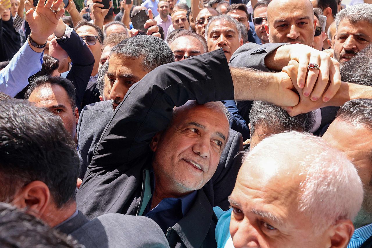 Gematigde kandidaat Pezeshkian wint presidentsverkiezingen Iran 
