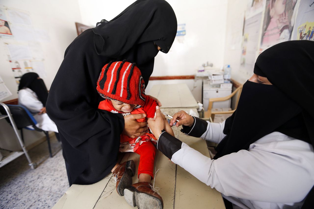 Een ondervoede baby in Jemen krijgt een medische behandeling in een dokterspost in Bani Hawat.