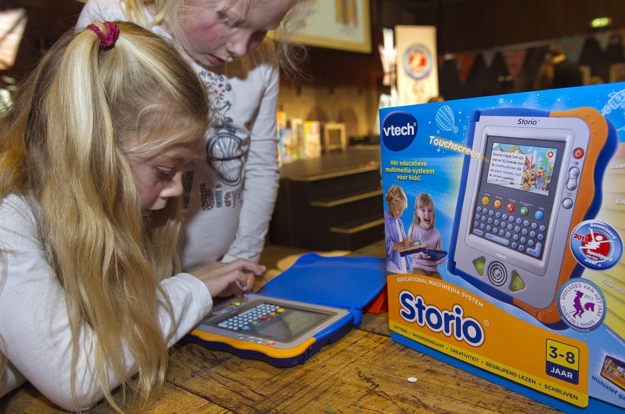 Twee meisjes spelen met Storio, een educatief multimediasysteem van VTech (in 2011 verkozen tot Speelgoed van het Jaar 4-6 jaar).
