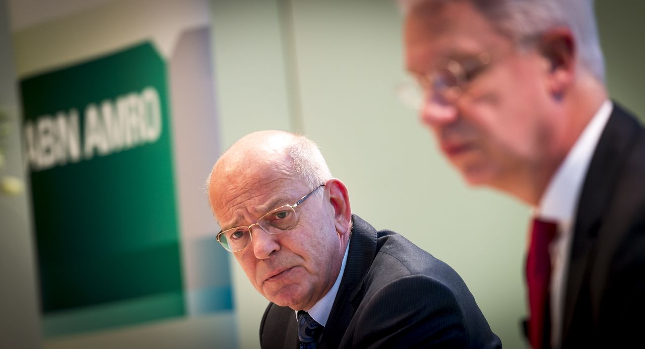 ABN-topman Gerrit Zalm (L) en financieel bestuurder Kees van Dijkhuizen. De bank gaat voorlopig niet naar de beurs, na onvrede over de salarisverhoging die werd doorgevoerd.
