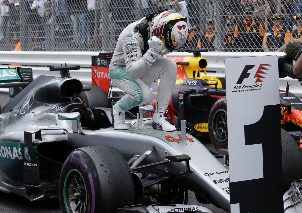 Opnieuw crash Max Verstappen, Lewis Hamilton wint in ...