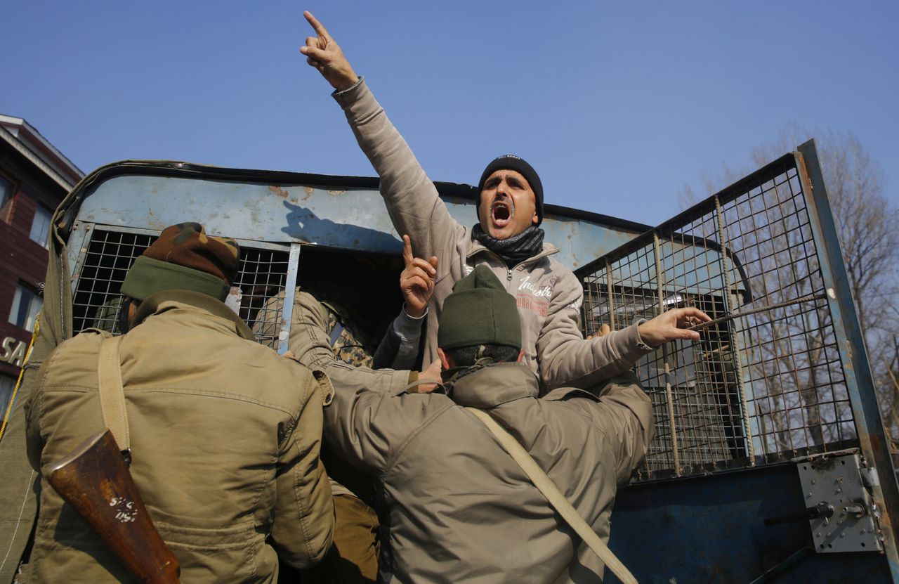 Een demonstrant schreeuwt uit een Indiaas politiebusje nadat hij is aangehouden tijdens een protest op 16 december in Srinagar.