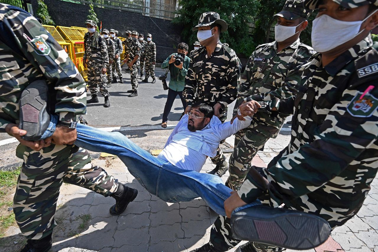 Een demonstrant wordt opgepakt bij een protest in de Indiase hoofdstad New Delhi.