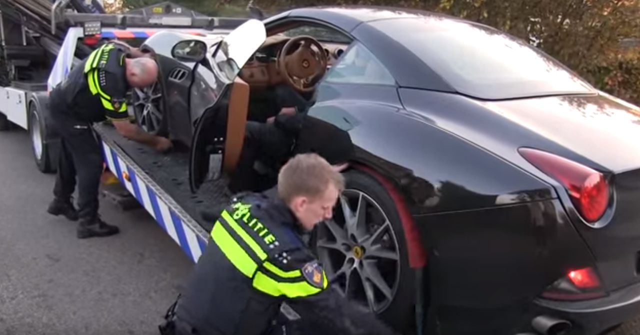 Agenten van de FIOD nemen bij een vermoedelijke zwartspaarder een Ferrari in beslag