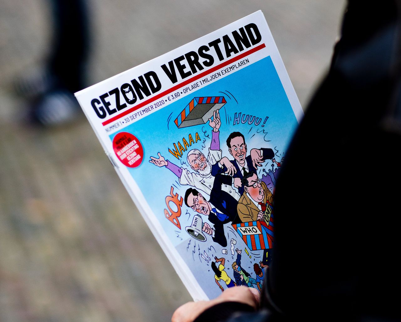 Het eerste nummer van Gezond Verstand in handen van een demonstrant tijdens een protest tegen het coronabeleid in Den Haag.
