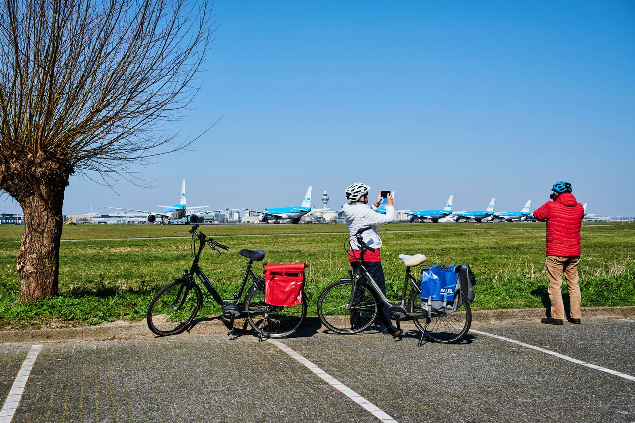 band omroeper Consulaat Rondje Schiphol: fietsen door bizar stukje niemandsland - NRC