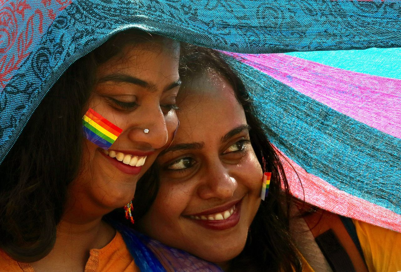 Twee deelnemers aan de LHBT-optocht in Bangalore, India, 2019.