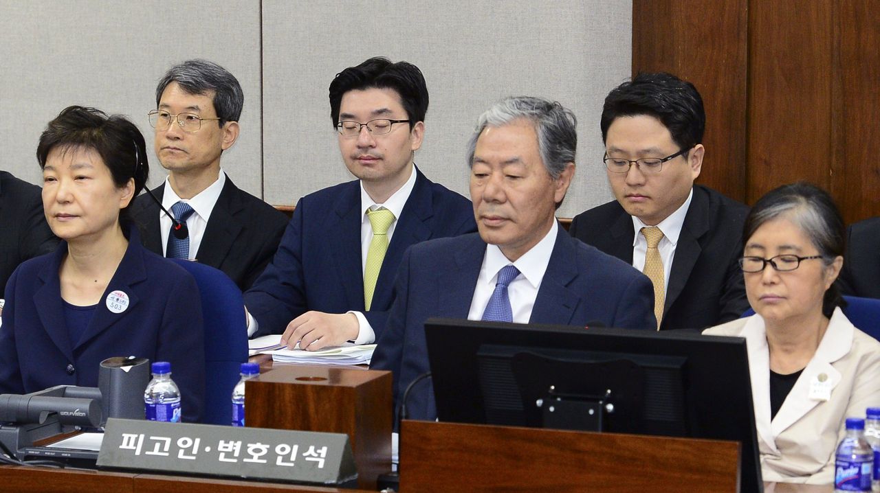 Ex-president Park (links) en haar vriendin Choi (rechts) in een rechtszaal op archiefbeeld.