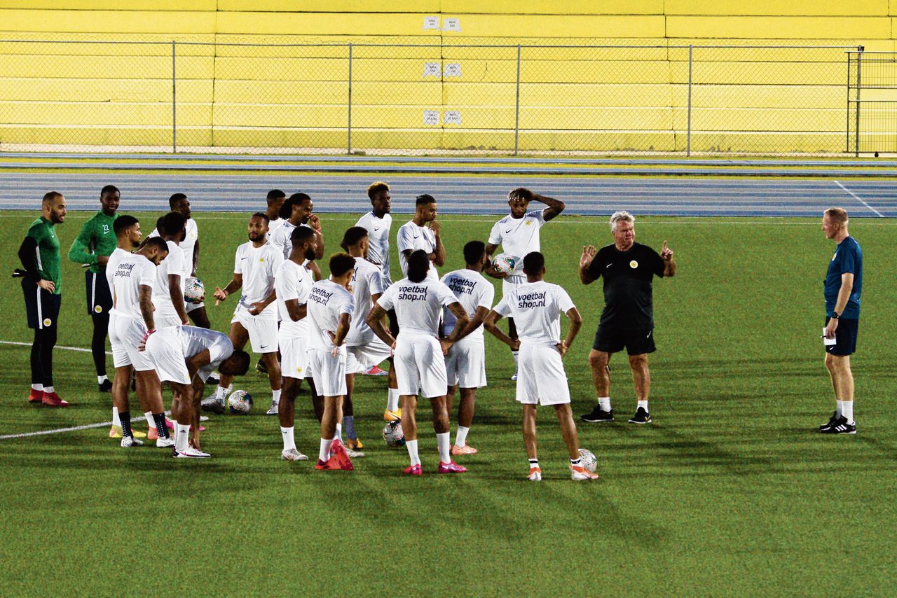 Guus Hiddink (tweede van rechts) tijdens zijn eerste training als bondscoach van Curaçao, eerder deze maand.