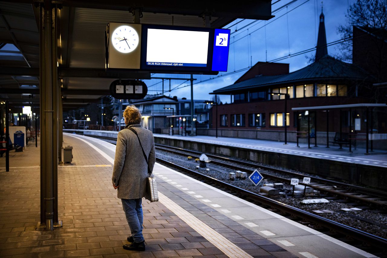 Een reiziger staat op het station in Zutphen tijdens een staking van regionale vervoerders eerder deze maand.