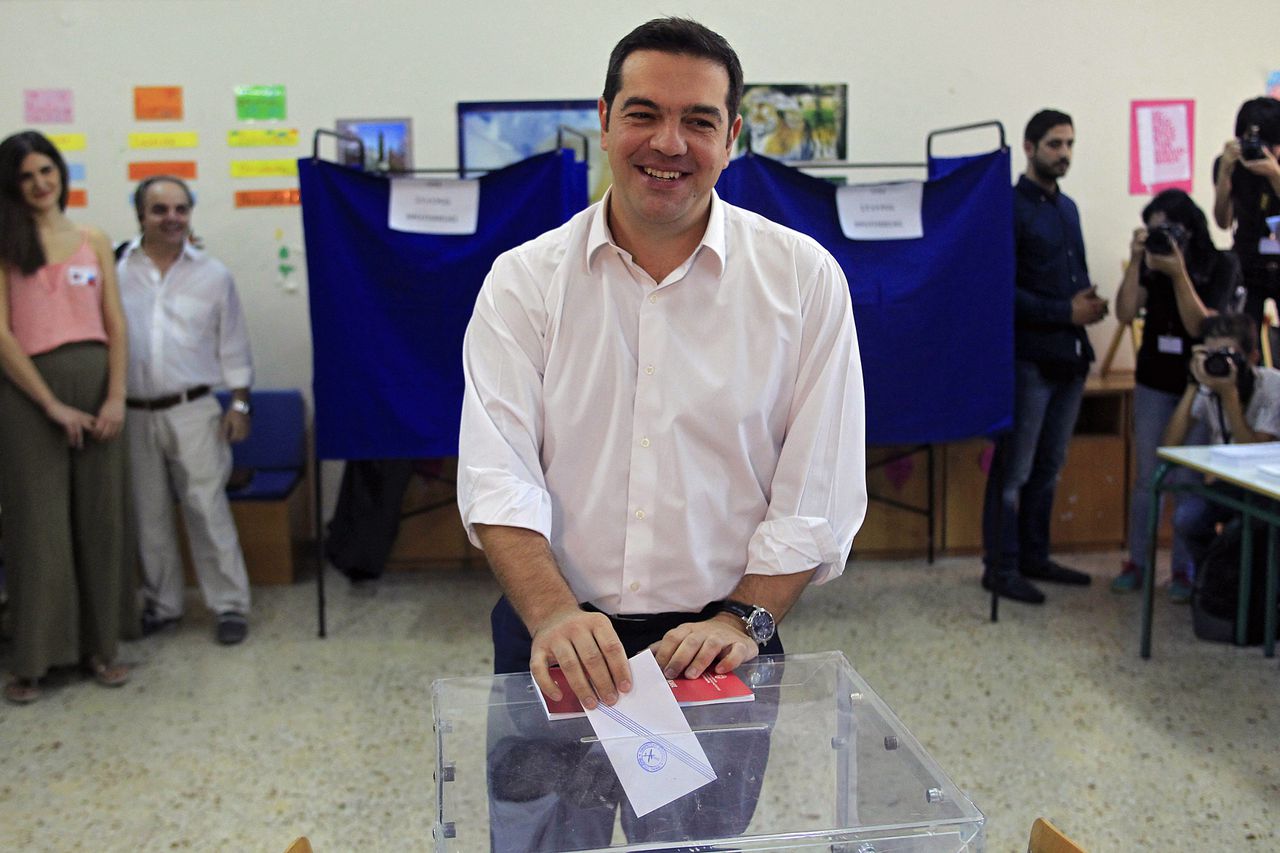 Alexis Tsipras, leider van de linkse partij Syriza, bracht vanochtend vroeg zijn stem uit.