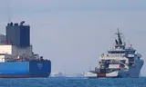 Een schip van de Franse marine (rechts) bij de vermeende schaduwvloottanker Grinch, die onder valse vlag zou varen en zondag is opgebracht naar kustwateren bij Marseille. 