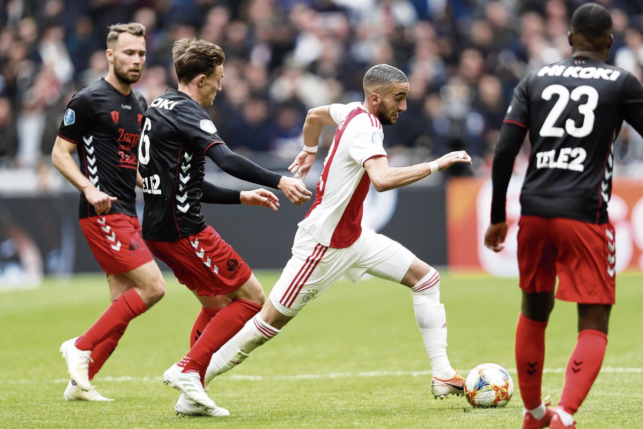 Hakim Ziyech aan de bal tussen drie spelers van FC Utrecht in de laatste thuiswedstrijd van Ajax in dit seizoen. Er is nog een wedstrijd te spelen, woensdag tegen De Graafschap.