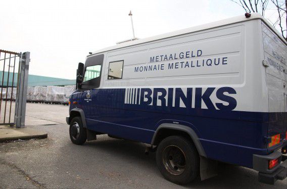 Een geldtransportwagen van Brinks op het vliegveld Zaventem. Begin dit jaar vond op een dergelijke transportwagen een overval plaats waarbij diamanten werden geroofd.