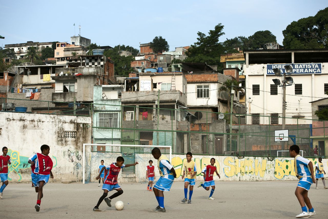 Jongens trainen in een voetbalschool in de favela Villa Cruzeiro in Rio de Janeiro. Ibiss beheert voetbalscholen in de favelas van Rio.