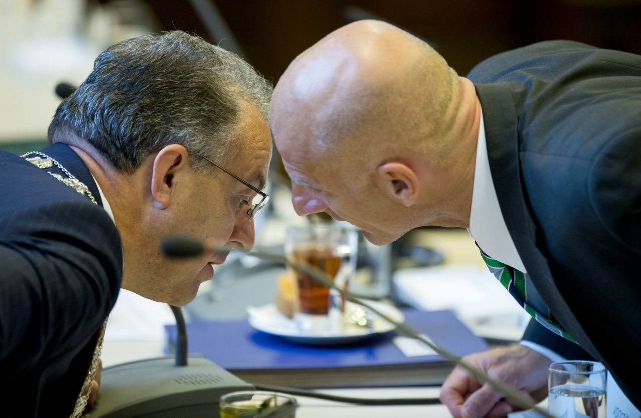 De opgestapte wethouder Ronald Schneider tijdens een onderonsje met burgemeester Aboutaleb in 2014.