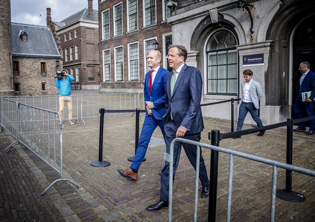 D66-leider Pechtold (rechts) en ChristenUnie-leider Segers dinsdag na hun verkennende gesprek dat op niets uitliep.
