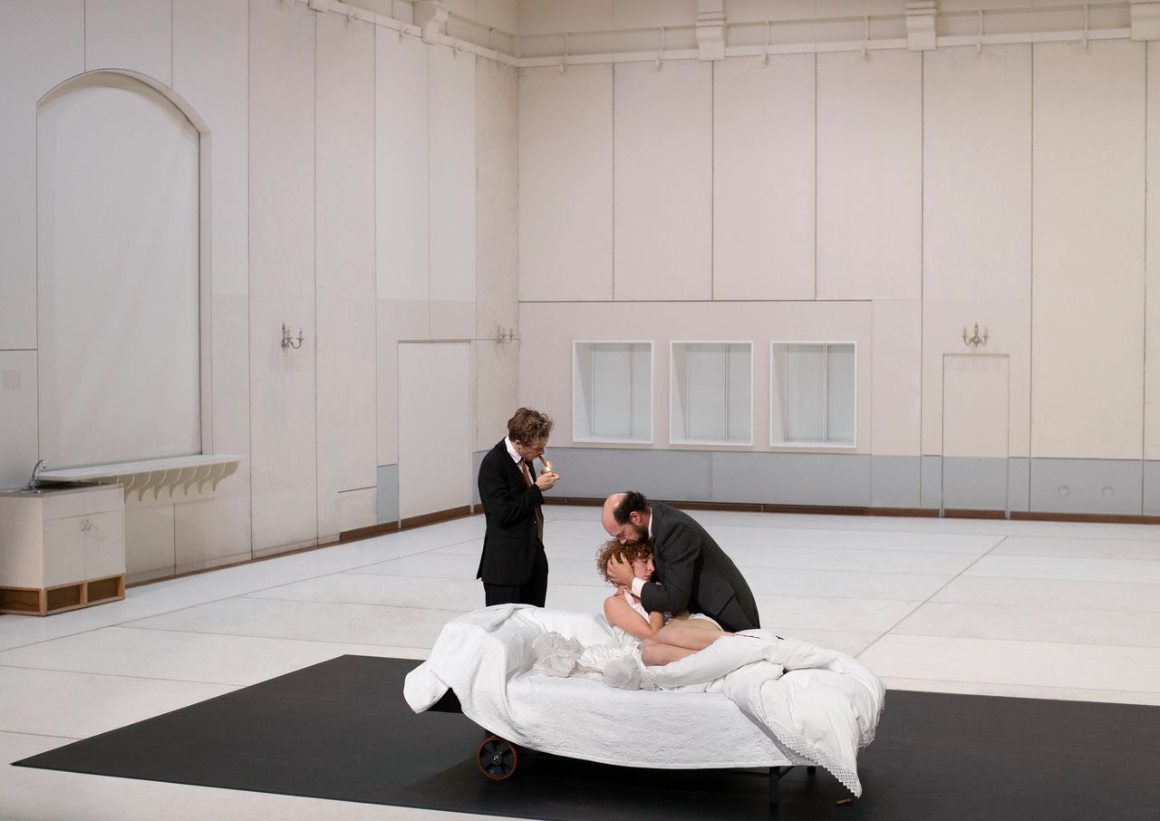 Freud wordt gespeeld in een typisch Jan Versweyveld-decor, waarin meerdere locaties zijn samengebald tot één open toneelbeeld