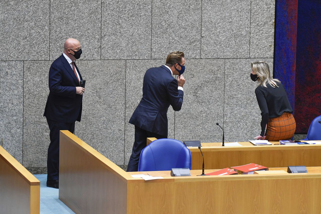 De minister Ferd Grapperhaus (Justitie, CDA). Hugo de Jonge (Volksgezondheid, CDA) en Kajsa Ollongren (Binnenlandse Zaken, D66) bij aanvang van het Kamerdebat over de coronawet.
