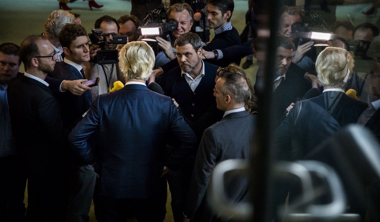 PVV-fractievoorzitter Geert Wilders staat pers te woord in de Tweede Kamer.