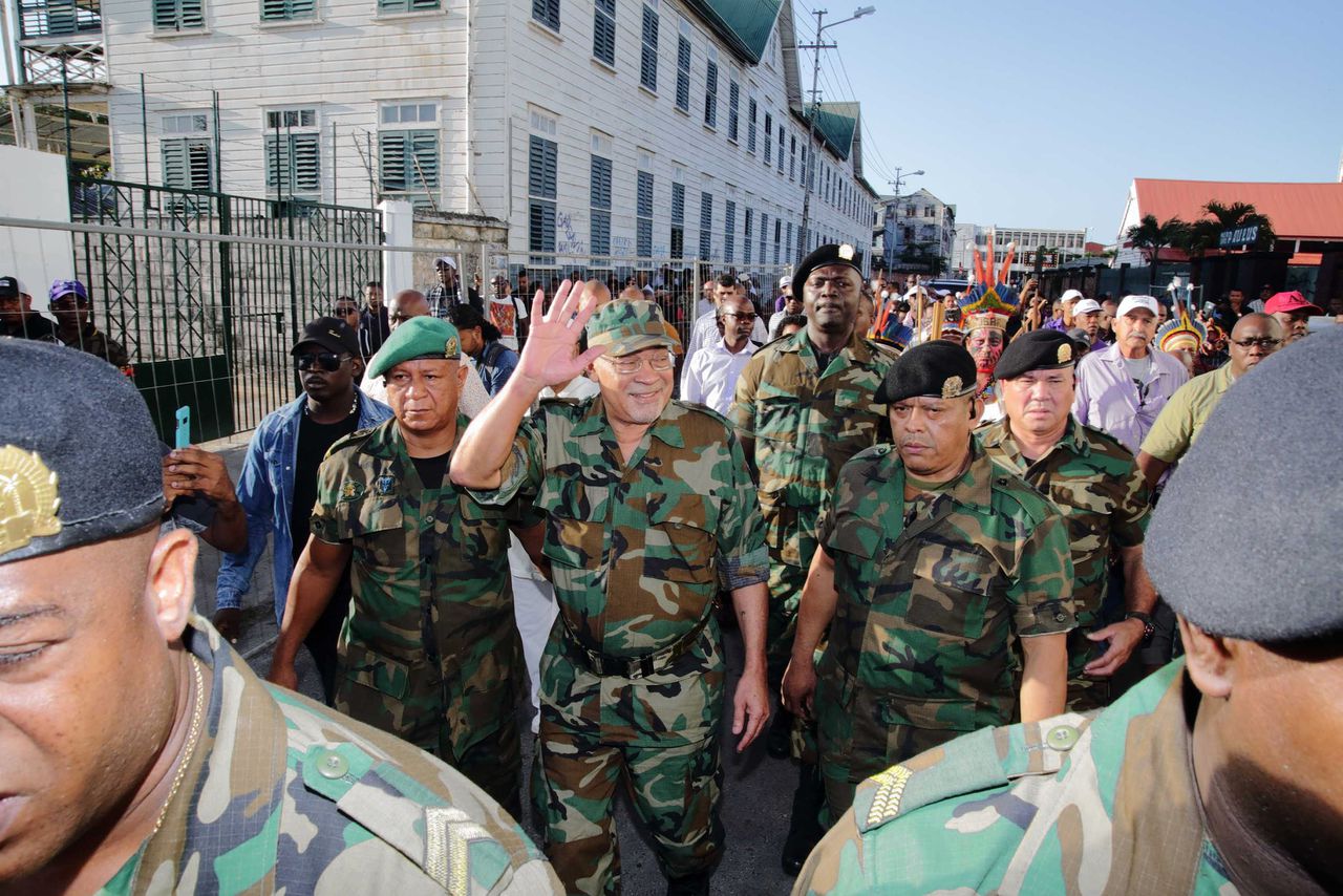 Bouterse (zwaaiend) ging woensdag samen met zijn aanhang te voet naar de krijgsraad.