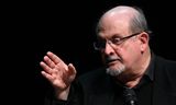 Salman Rushdie in 2019. In elke recensie van zijn nieuwste boek Victoriestad, komt tot nu toe de aanslag op zijn leven  ter sprake.