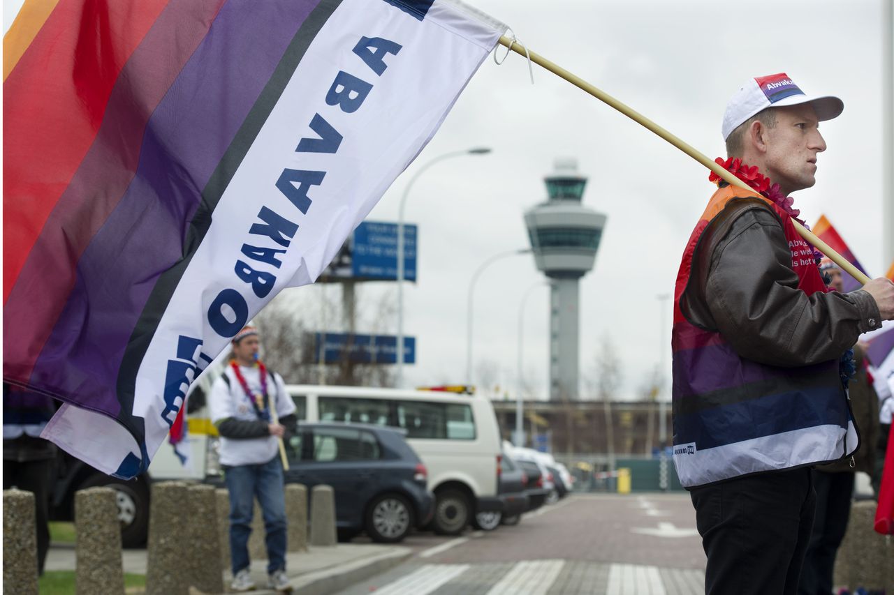 SCHIPHOL - Medewerkers van de douane op Schiphol houden dinsdag een stiptheidsactie voor een betere CAO. ANP EVERT ELZINGA