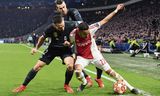 Ajax-aanvaller Hakim Ziyech in duel met Dani Carvajal (l) en Gareth Bale van Real Madrid, vorige week woensdag. Foto Emmanuel Dunand/AFP