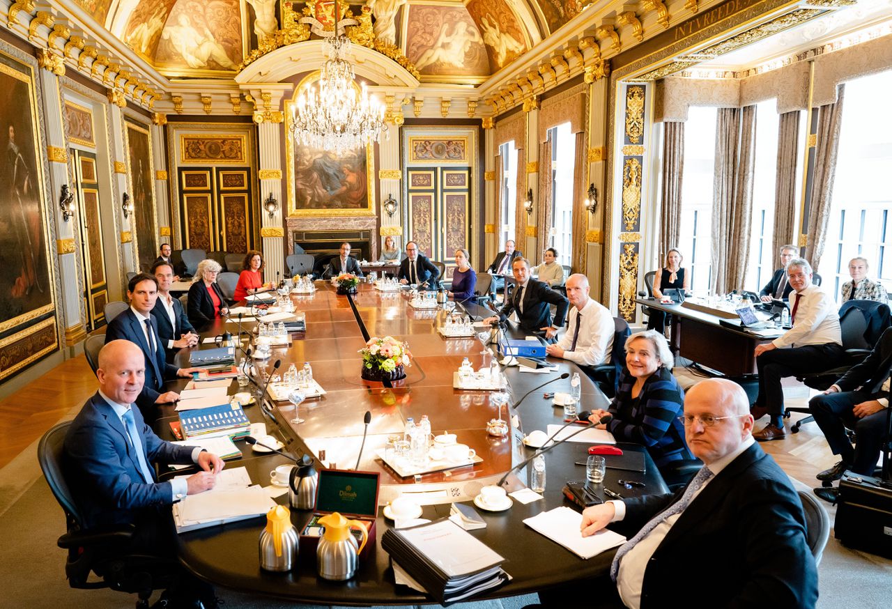 Het kabinet-Rutte III bijeen in de Trêveszaal voor de ministerraad.