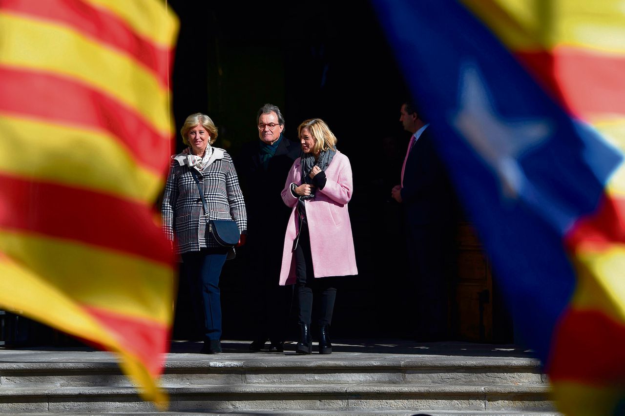 Voormalig regiopresident van Catalonië, Artur Mas, verlaat het paleis van Justitie in Barcelona, geflankeerd door twee andere Catalaanse politici.