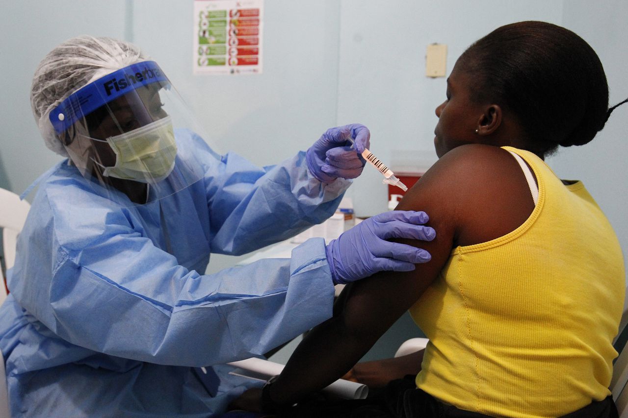 Een zuster in Liberia geeft een patiënt de ebola-vaccinatie, die nu wordt getest.