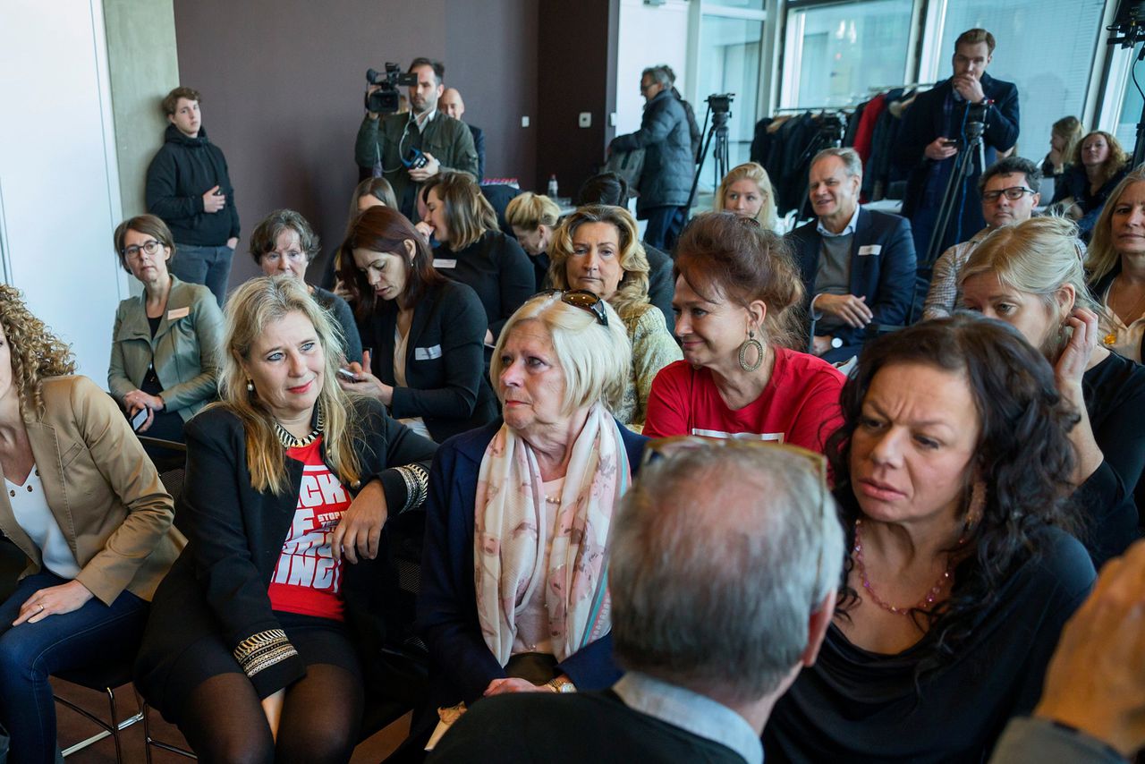 Aanklagers tegen de tabaksindustrie, onder wie Lia Breed (midden, blond haar) tijdens een persconferentie. Foto uit 2018.