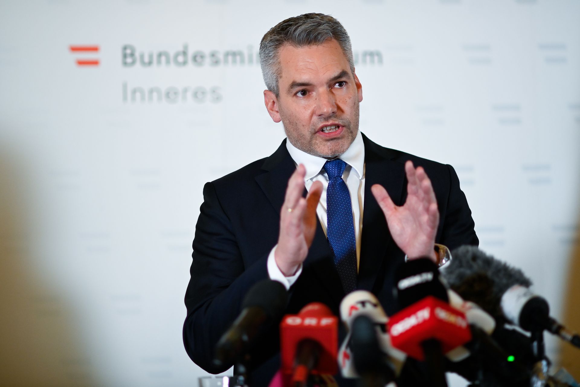 Глава МВД Австрии оговорился, заявив, что за пропаганду халифата нужно расстреливать
