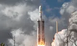 Een Falcon-raket van SpaceX stijgt op van het Kennedy Space Center in Forida. 