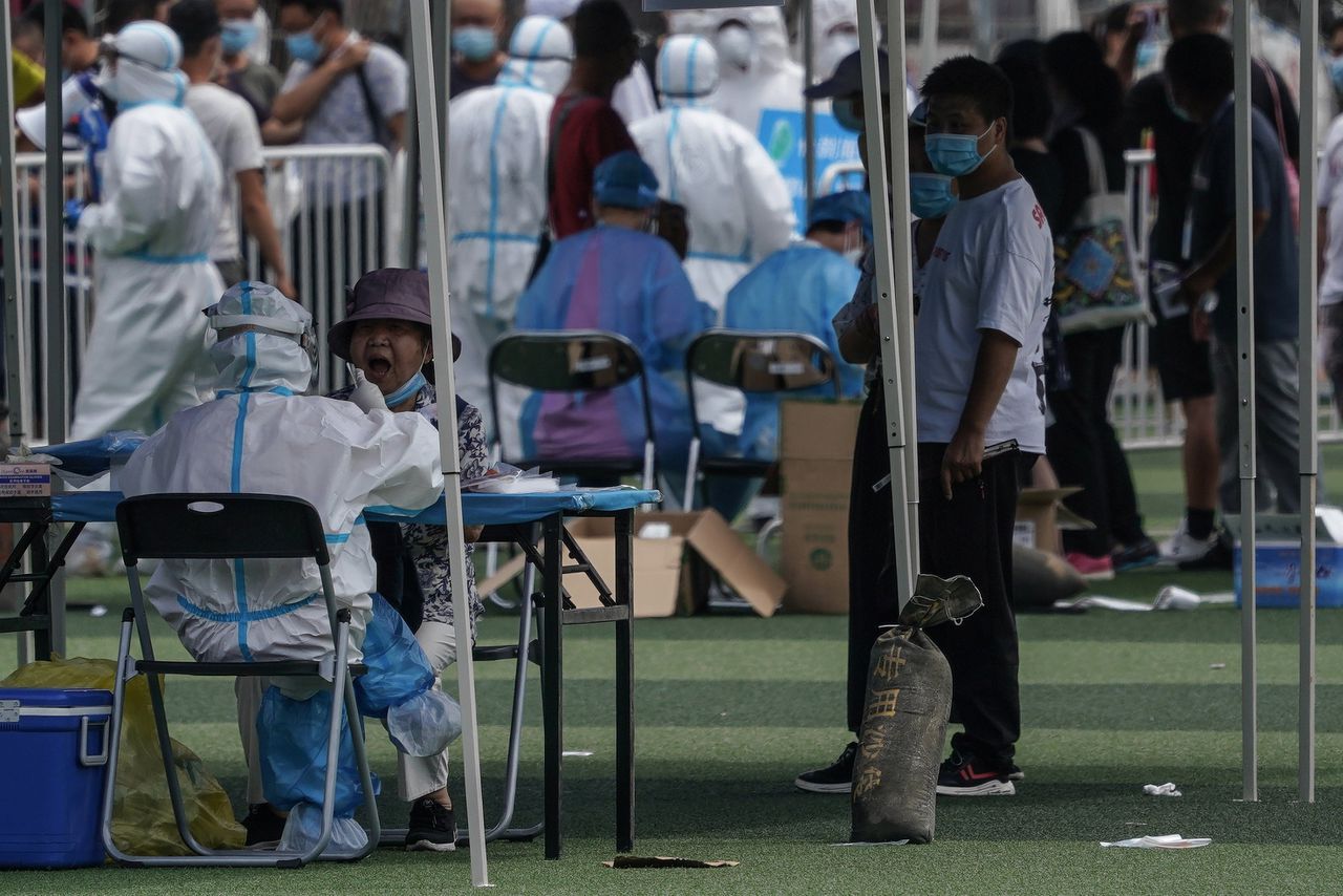 Bezoekers en omwonenden van de Xinfadi-markt laten zich testen nadat in Beijing een nieuwe besmettingshaard is aangetroffen.