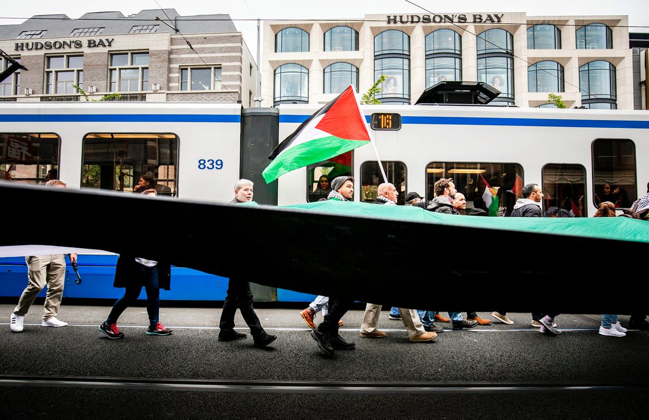 Demonstratie in Amsterdam in solidariteit met de Palestijnen naar aanleiding van de onrust in de Gaza-Strook.