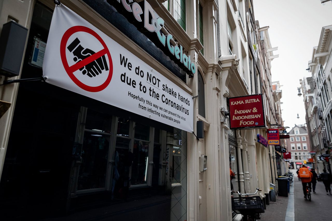 Op de Wallen in Amsterdam is de bedrijvigheid door het coronavirus nagenoeg tot stilstand gekomen.