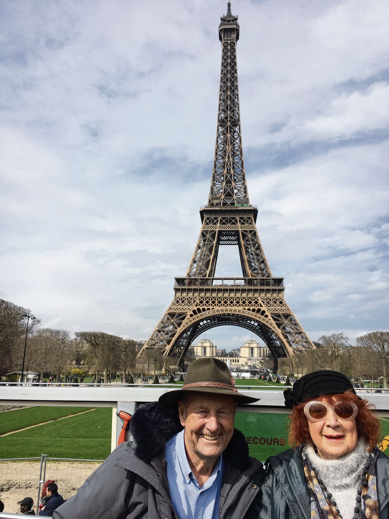 Vlak voor hun zelfgekozen dood maakten Athol (80) en Beverly (79) nog een reis door Europa, hier in Parijs.